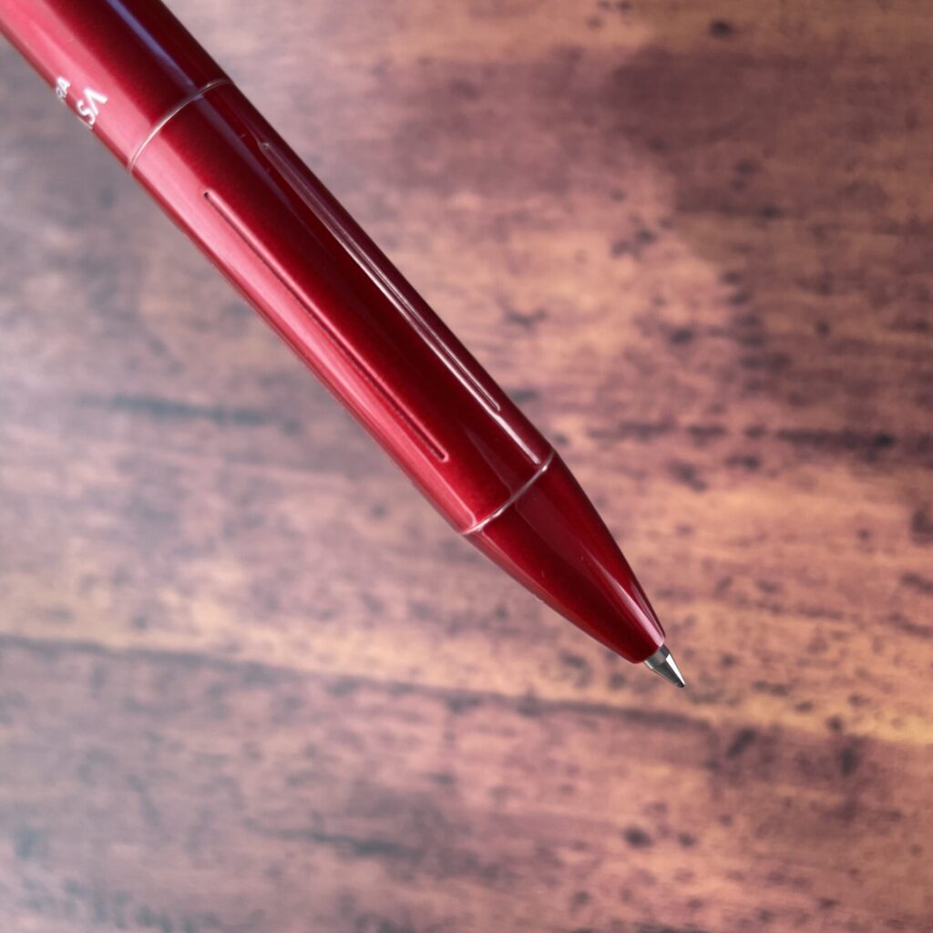 ZEBRA（ゼブラ）の人気ジェルインクボールペンSARASA（サラサ）の上位互換シリーズのサラサグランドの旧型はペン先がシャープな形で美しいのが特徴です。