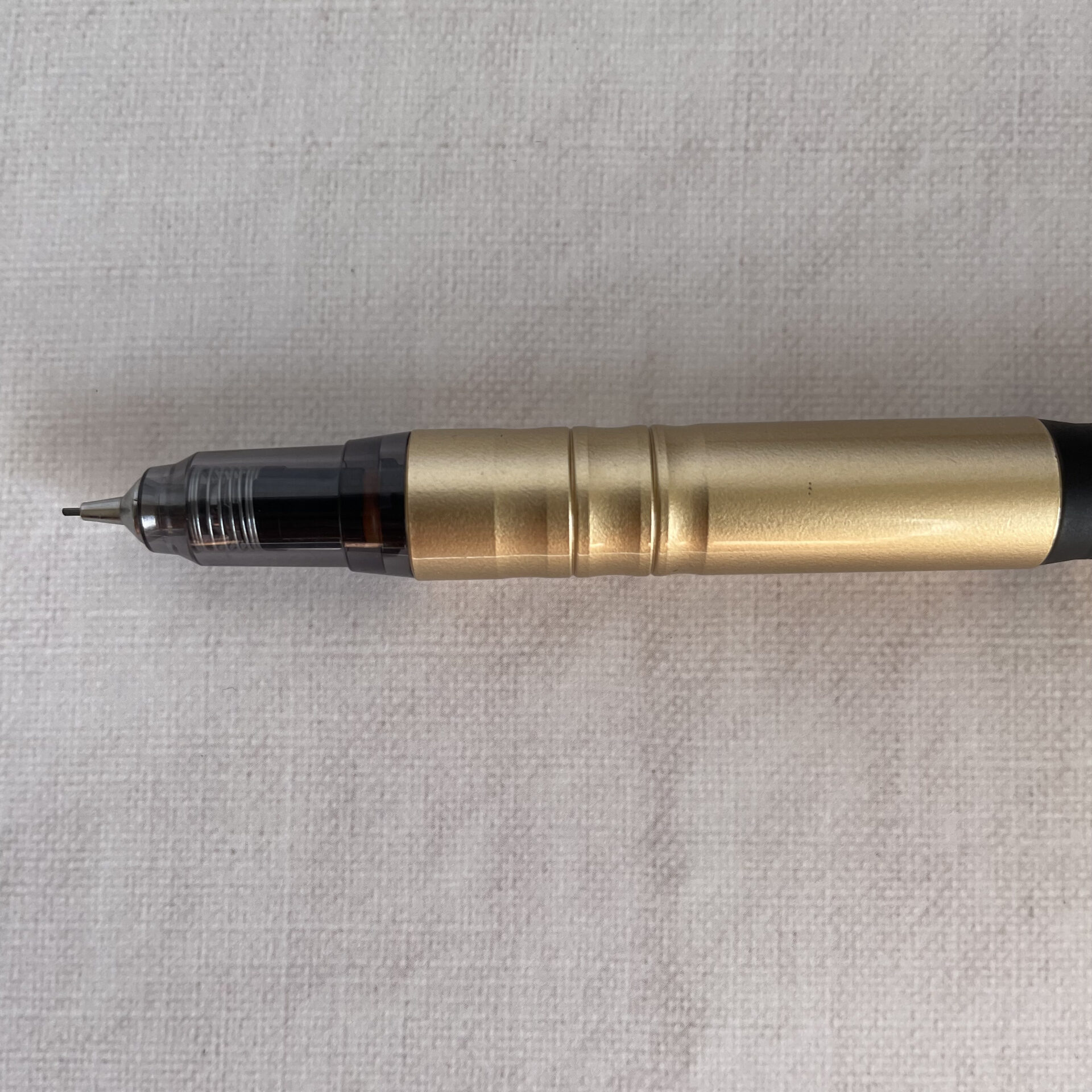 ZEBRA（ゼブラ）の折れないシャープペンシル、デルガード・タイプLxは本体前半分が金属製になっているため低重心で書きやすいのが特徴です。