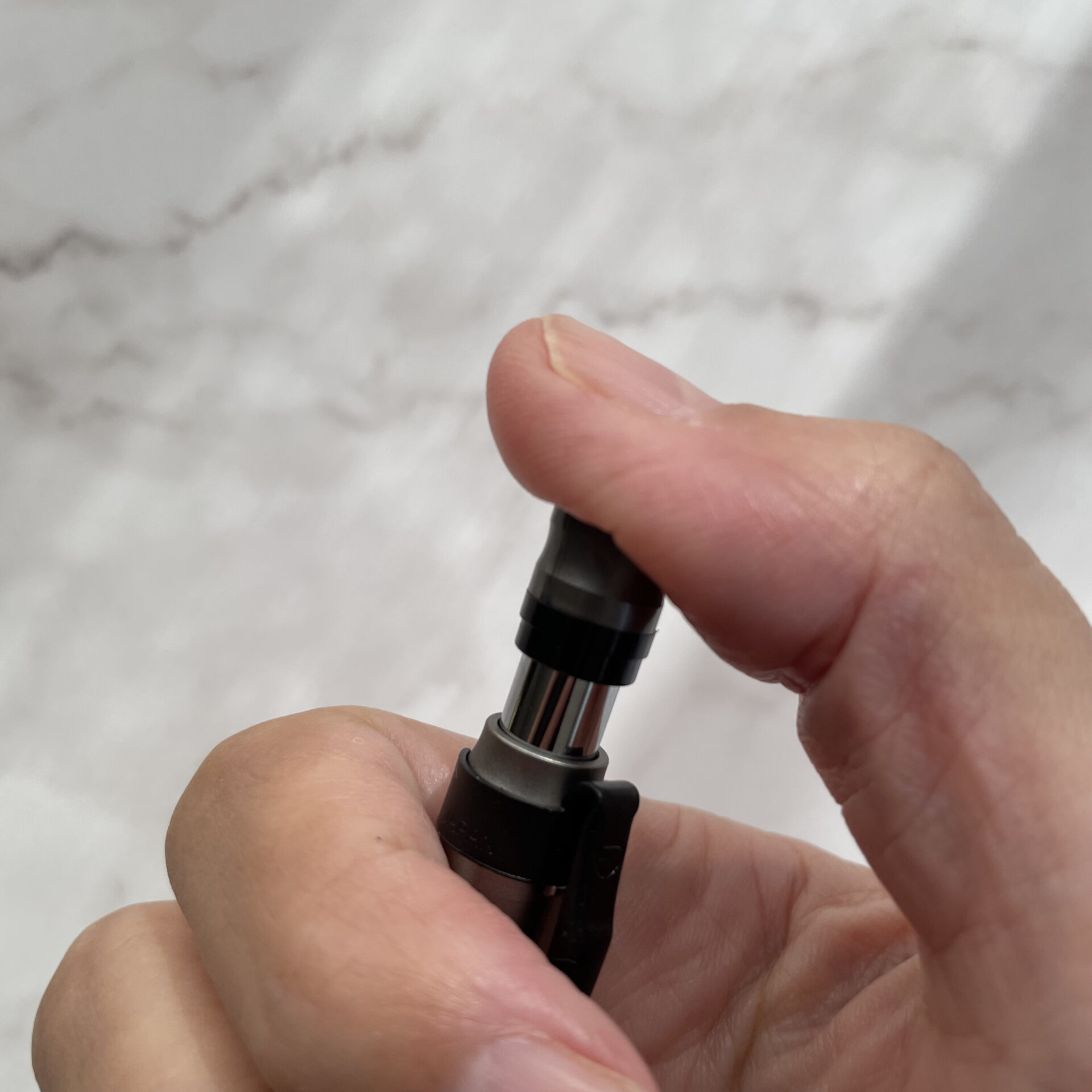 ZEBRA（ゼブラ）デルガード・タイプLxのエコールグループ限定色、ガンメタリックカラーの芯を出す「ノック部分」が太めで平らになっているので親指に食い込まず押しやすいのが特徴です。