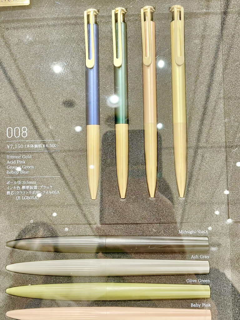 大丸神戸店９階イベントスペースで2023年11月9日(木)～13日(月)開催の「紙フェスKOBE2023」へ行ってきたレポートのブログです。サクラクレパスのボールペンも販売しています。シンプルで高級感のあるデザインが素敵です。