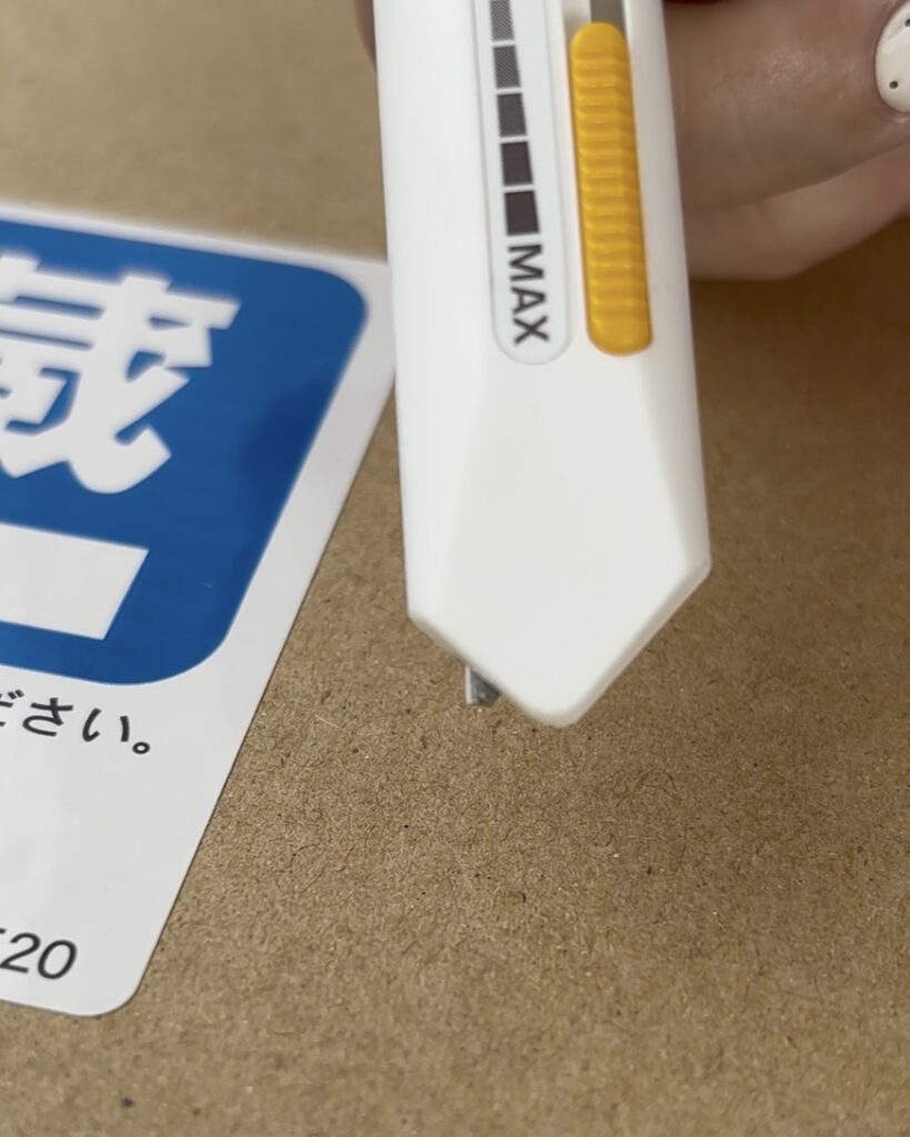 商品ラベルや包装紙などを普段捨ててしまっているものに注目して貼っていく「主婦のシール帳」を切手型や丸型、四角型のクラフトパンチャーでさらにかわいく。呉竹・キュアパンチはクラフトパンチ日記に最適です。段ボールに貼ってあるシールや分厚い切り取りにくい紙などはオルファトップシートカッターで薄くカットした後にはぎ取るのが便利です。