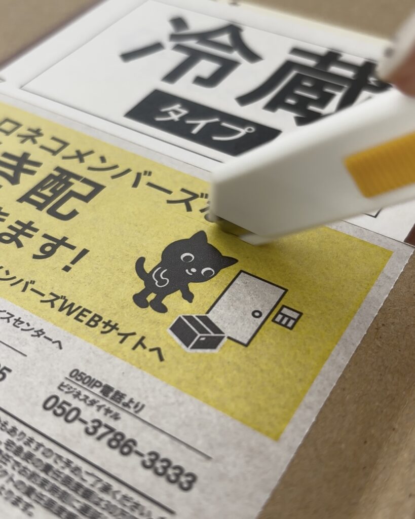 商品ラベルや包装紙などを普段捨ててしまっているものに注目して貼っていく「主婦のシール帳」を切手型や丸型、四角型のクラフトパンチャーでさらにかわいく。呉竹・キュアパンチはクラフトパンチ日記に最適です。段ボールに貼ってあるシールや分厚い切り取りにくい紙などはオルファトップシートカッターで薄くカットした後にはぎ取るのが便利です。