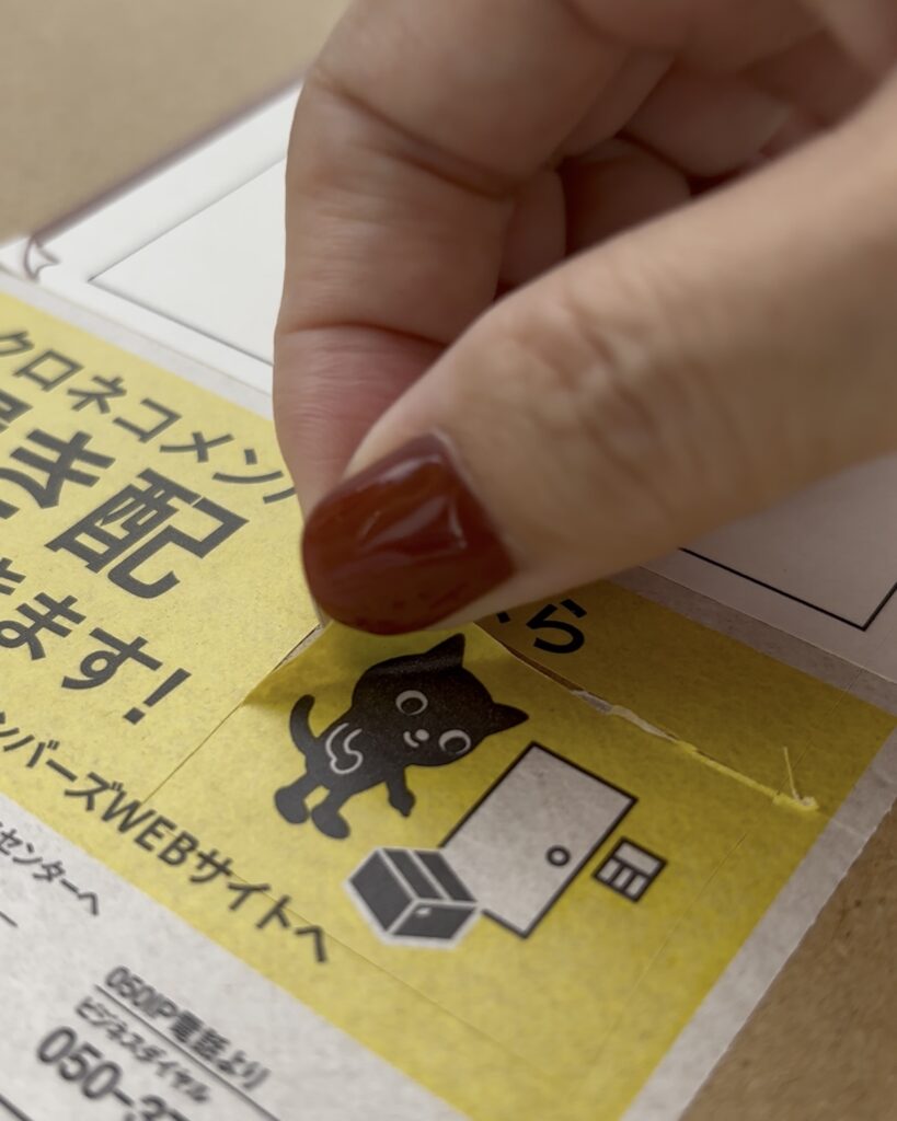 商品ラベルや包装紙などを普段捨ててしまっているものに注目して貼っていく「主婦のシール帳」を切手型や丸型、四角型のクラフトパンチャーでさらにかわいく。呉竹・キュアパンチはクラフトパンチ日記に最適です。段ボールに貼ってあるシールや分厚い切り取りにくい紙などはオルファトップシートカッターで薄くカットした後にはぎ取るのが便利です。