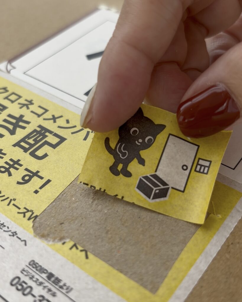 商品ラベルや包装紙などを普段捨ててしまっているものに注目して貼っていく「主婦のシール帳」を切手型や丸型、四角型のクラフトパンチャーでさらにかわいく。呉竹・キュアパンチはクラフトパンチ日記に最適です。段ボールに貼ってあるシールや分厚い切り取りにくい紙などはオルファトップシートカッターで薄くカットした後にはぎ取るのが便利です。