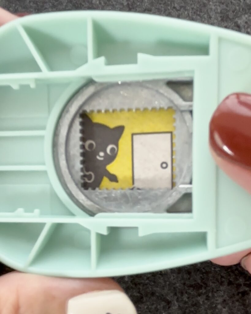 商品ラベルや包装紙などを普段捨ててしまっているものに注目して貼っていく「主婦のシール帳」を切手型や丸型、四角型のクラフトパンチャーでさらにかわいく。呉竹・キュアパンチはクラフトパンチ日記に最適です。段ボールに貼ってあるシールや分厚い切り取りにくい紙などはオルファトップシートカッターで薄くカットした後にはぎ取るのが便利です。